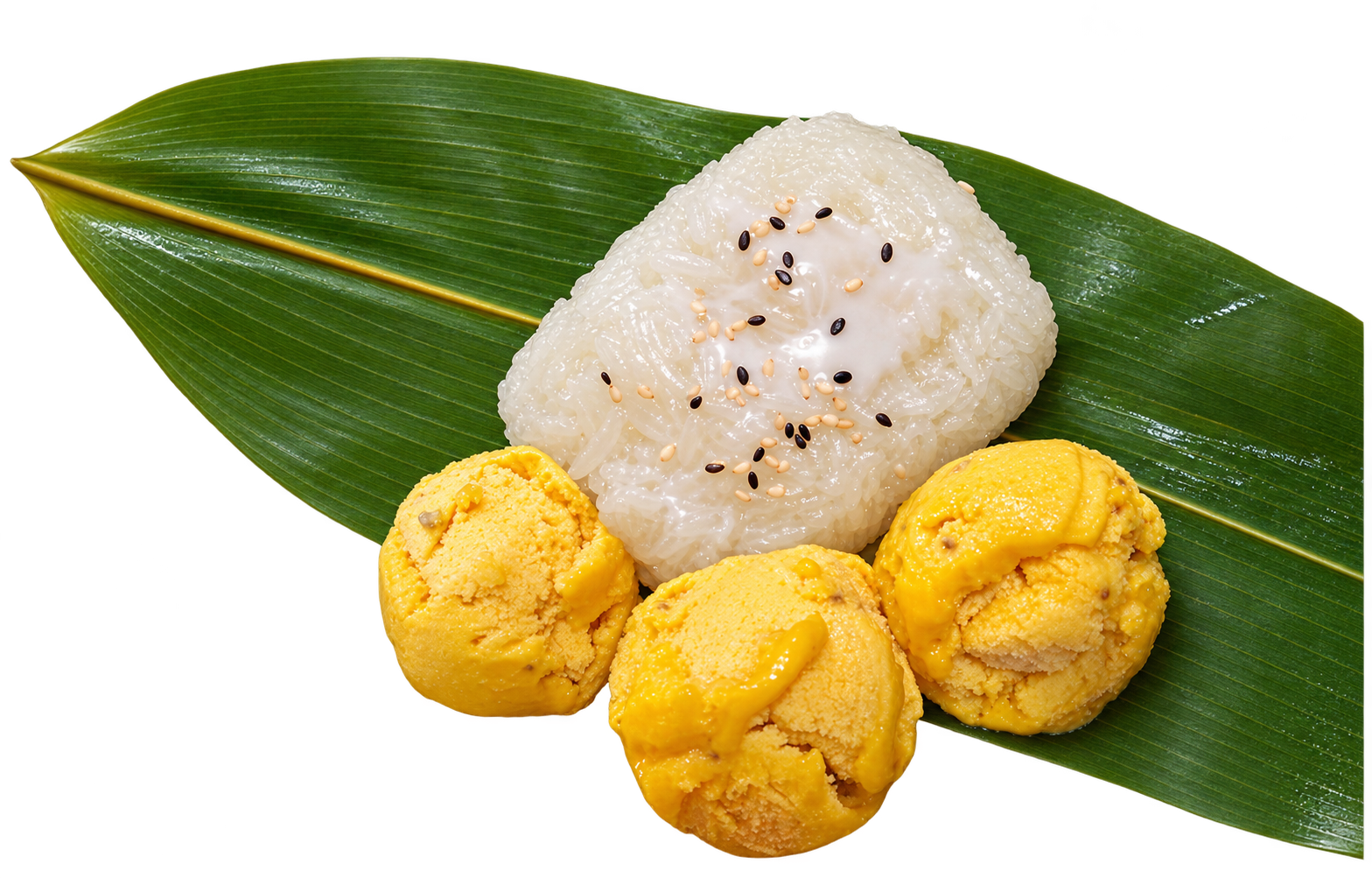 Mango sticky rice tailandés con leche de coco líquida y helado sobre hoja de plátano